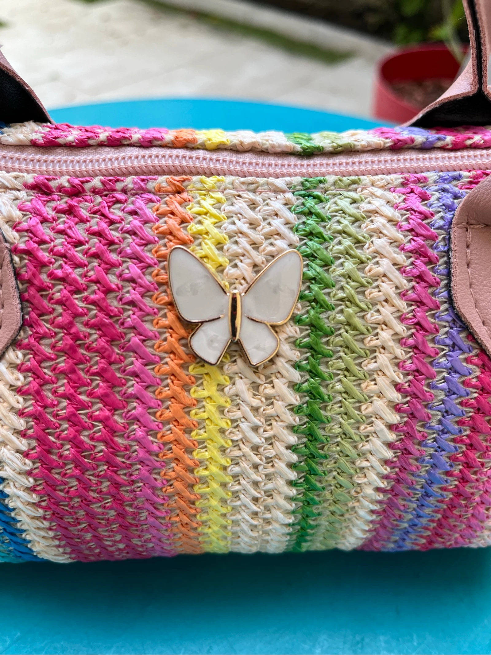 Kleurrijk gevlochten tas – gouden vlinder & roze schouderband – photo 3